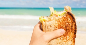 Πόσες ώρες πρέπει να περάσουν για να μπούμε στη θάλασσα μετά το φαγητό;