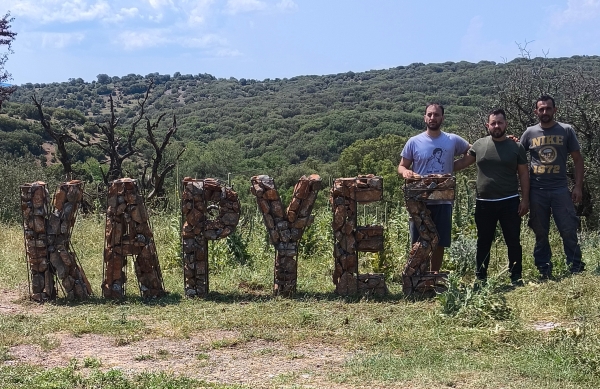 Δωρεά ενός μνημειακού έργου στις Καρυές — Όταν η τέχνη γίνεται γέφυρα μνήμης και κοινότητας
