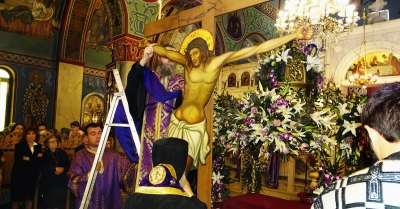 Σε συγκινησιακό κλίμα ο Εσπερινός της Αποκαθηλώσεως στον Ι.Ν. Οσίου Νίκωνος