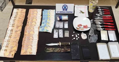 Συνελήφθησαν 2 άτομα για παράβαση των νομοθεσιών για τα ναρκωτικά και τα όπλα