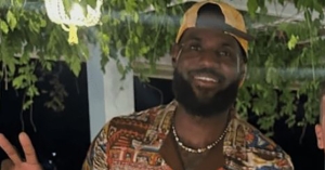 Διακοπές στην Ελλάδα ο Λεμπρόν Τζέιμς - Το νησί που επέλεξε ο «Βασιλιάς» του NBA