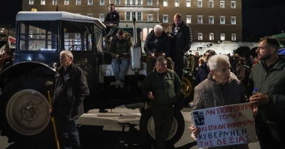 Ολονυκτία των αγροτών στο Σύνταγμα – Παρατεταγμένα τα 44 τρακτέρ, αποχωρούν το Σάββατο