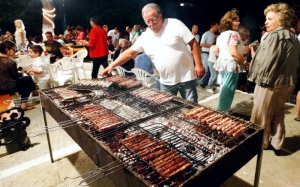Τέλος στο υπαίθριο ψήσιμο στα πανηγύρια – Μόνο με catering οι εκδηλώσεις