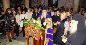 Πλήθος πιστών στους Δ΄ Χαιρετισμούς στον βυζαντινό Μυστρά