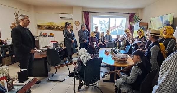 Άρωμα παράδοσης στο Δημαρχείο Σπάρτης από τα κάλαντα της Λαογραφικής Ομάδας Λακωνίας