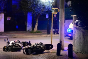 Άγιος Δημήτριος: Διαρρήκτες εμβόλισαν αστυνομικούς – Τρεις τραυματίες, έπεσαν πυροβολισμοί