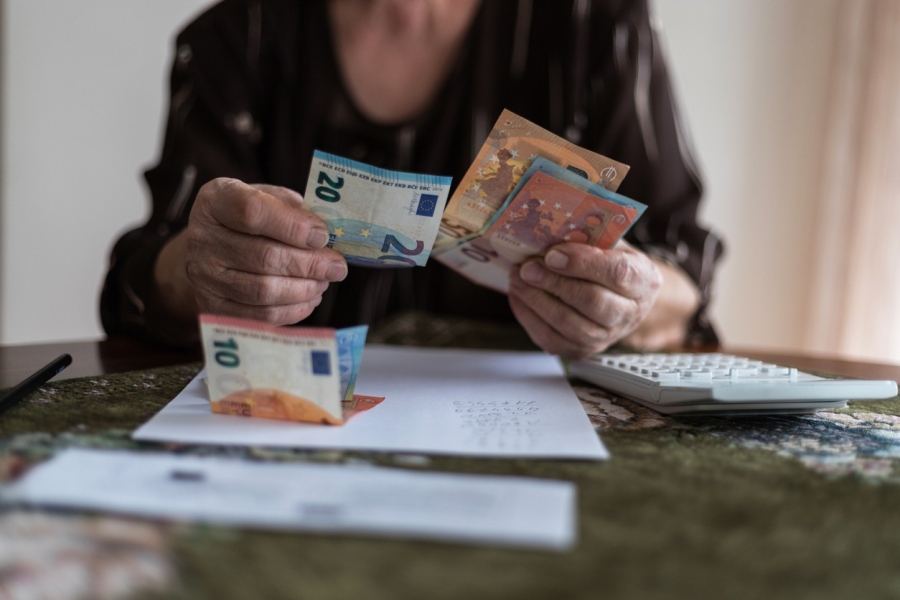 Επίδομα 400 ευρώ: Ποιοι μπαίνουν στη λίστα – Η κρίσιμη ημερομηνία που κάνει τη διαφορά