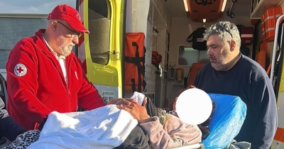 Εθελοντές του Ελληνικού Ερυθρού Σταυρού συνέδραμαν γυναίκα που γέννησε μέσα σε αυτοκίνητο