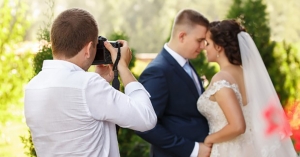 Η ικανότητα ενός έμπειρου φωτογράφου να μετατρέπει τις στιγμές του γάμου σε μοναδικές αναμνήσεις