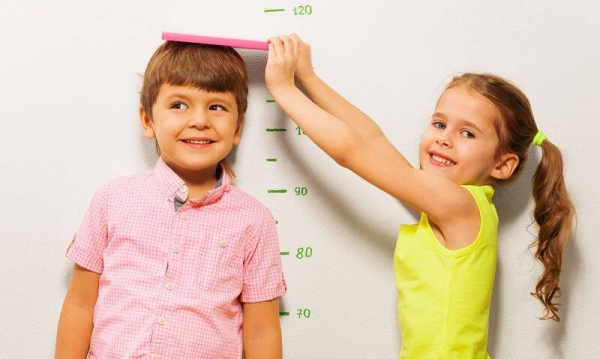 Μέχρι πότε ψηλώνουν τα παιδιά; Σε ποια ηλικία σταματούν να ψηλώνουν τα αγόpια και σε ποια τα κοpίτσια