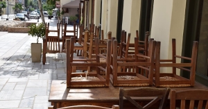 Ελεγκτικό Συνέδριο: Το 50% των καταστημάτων που βγάζουν έξω τραπεζοκαθίσματα δεν έχει άδεια από τους δήμους