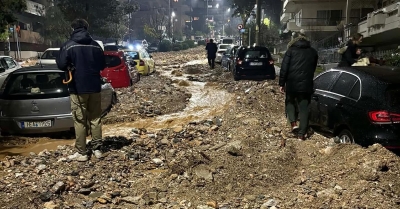 Κακοκαιρία: Εικόνες καταστροφής στη Γλυφάδα - Βράχια στους δρόμους και ορμητικοί χείμαρροι