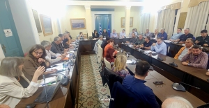 Από τη Λαϊκή Αγορά στη μικροπολιτική, τις φωνές, τις ειρωνείες και τα χειροκροτήματα