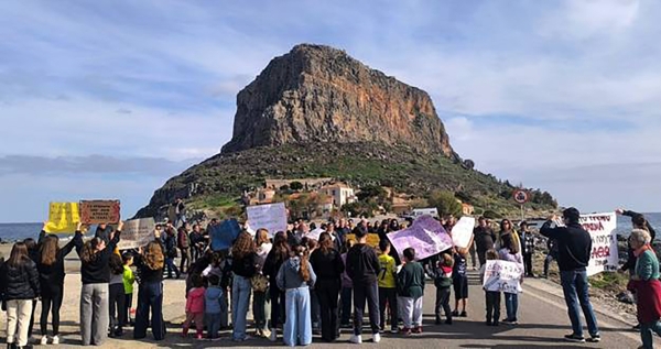 Μονεμβασία, Νεάπολη και Μολάοι έστειλαν το δικό τους μήνυμα για τα Τέμπη