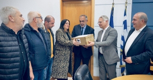 Παράδοση απινιδωτών από τον Περιφερειάρχη Πελοποννήσου Δημήτρη Πτωχό