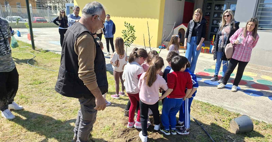 Δράση δενδροφύτευσης για μικρούς και μεγάλους στο 12ο Νηπιαγωγείο Σπάρτης