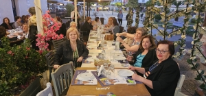 50 χρόνια μετά το πρωϊνό κουδούνι έγινε βραδινό κάλεσμα για καφέ και φαγητό