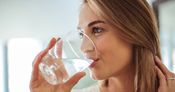 Τι συμβαίνει αν δεν πίνετε νερό - Πόσα ποτήρια την ημέρα χρειάζεστε