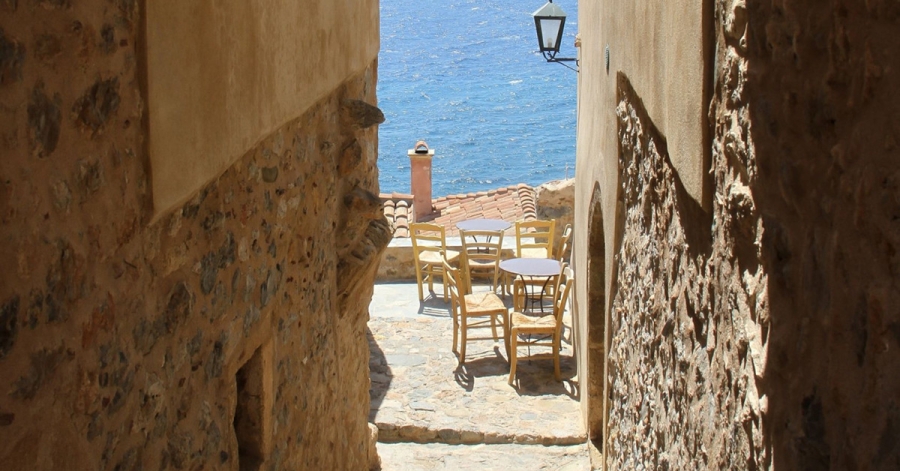 Πασχαλινή απόδραση στα μαγευτικά σοκάκια της Μονεμβασιάς – Αρώματα και θέα που «κόβουν» την ανάσα