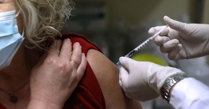 Πού διαφέρει το ενδορρινικό εμβόλιο γρίπης σε σπρέι σε σχέση με το παραδοσιακό ενέσιμο