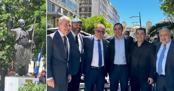 Ο Θεόδωρος Βερούτης στα αποκαλυπτήρια του ανδριάντα του Πετρόμπεη Μαυρομιχάλη στον Πειραιά