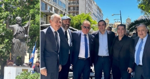 Ο Θεόδωρος Βερούτης στα αποκαλυπτήρια του ανδριάντα του Πετρόμπεη Μαυρομιχάλη στον Πειραιά