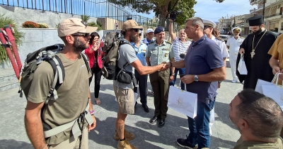 Στον ανδριάντα του βασιλιά Λεωνίδα οι Γάλλοι τραυματίες στρατιωτικοί – Διένυσαν την απόσταση των 300 χλμ. από τις Θερμοπύλες