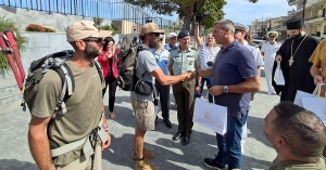 Στον ανδριάντα του βασιλιά Λεωνίδα οι Γάλλοι τραυματίες στρατιωτικοί – Διένυσαν την απόσταση των 300 χλμ. από τις Θερμοπύλες