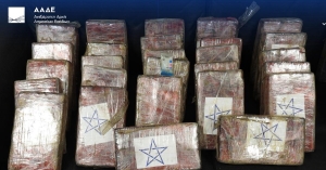 ΑΑΔΕ: Εντοπίστηκαν 39 κιλά κοκαΐνης σε κοντέινερ με μπανάνες στον Πειραιά – Πάνω από 1 εκ. ευρώ η αξία τους