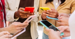 Σχεδόν οι μισοί έφηβοι λένε ότι τα social media βλάπτουν την ψυχική υγεία των νέων