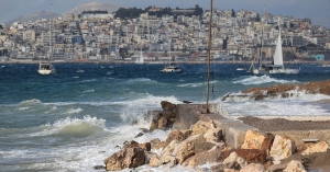 Καιρός: Πτώση της θερμοκρασίας με ισχυρούς ανέμους και βροχές στα νησιά