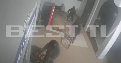 Συμμορία με... ποδήλατα διέρρηξε το ΚΤΕΛ Καλαμάτας: Καρέ-καρέ η δράση τους - Βίντεο