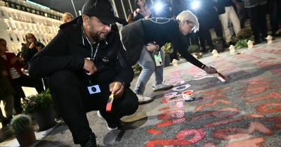 Συγκέντρωση στο Σύνταγμα για τα Τέμπη: Ξαναγράφτηκαν με κόκκινη μπογιά τα ονόματα των θυμάτων