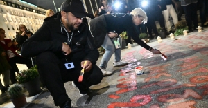 Συγκέντρωση στο Σύνταγμα για τα Τέμπη: Ξαναγράφτηκαν με κόκκινη μπογιά τα ονόματα των θυμάτων