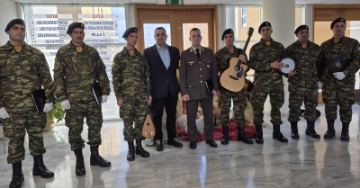 Παραδοσιακά Πρωτοχρονιάτικα κάλαντα έψαλαν οπλίτες του ΚΕΕΜ στον Αντιπεριφερειάρχη Λακωνίας Θ. Βερούτη
