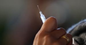 Υπερδιπλασιασμός εισαγωγών γρίπης στα νοσοκομεία – Ισχυρή σύσταση του ΕΟΔΥ για άμεσο εμβολιασμό και προστατευτικά μέτρα