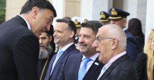 Η Βουλή «υιοθετεί» το παιδί του λιμενικού από το Άστρος - Παράπονα Κακλαμάνη στον Κικίλια