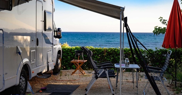 Δήμος Ελαφονήσου: Οι παραβάτες τιμωρούνται με πρόστιμο ύψους 300 € ανά άτομο για εγκατάσταση σκηνών και στάθμευση ρυμουλκούμενων