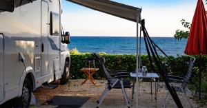 Δήμος Ελαφονήσου: Οι παραβάτες τιμωρούνται με πρόστιμο ύψους 300 € ανά άτομο για εγκατάσταση σκηνών και στάθμευση ρυμουλκούμενων