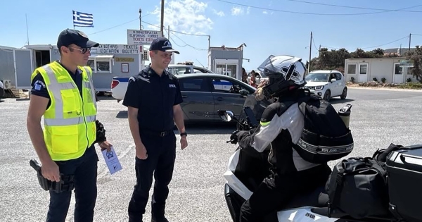 Διανομή ενημερωτικών φυλλαδίων σε χρήστες δικύκλων στην Ελαφόνησο